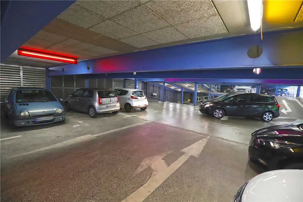 Kein Sonderrecht für Lehrer: Stadt arbeitet an Gebühr für Schulparkplätze Ein Auto kurvt im Parkhaus an der Massener Straße umher.
