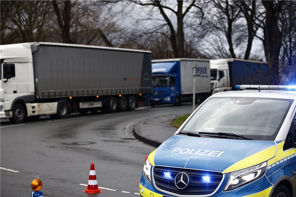 Unfall auf Zebrastreifen: 39-Jährige von SUV-Fahrer (80) verletzt Besonders LKW-Fahrer können nicht weiterfahren, weil die Kleistraße wegen des Unfalls gesperrt ist und die Massener Heide wegen der A1-Brückenbaustelle.