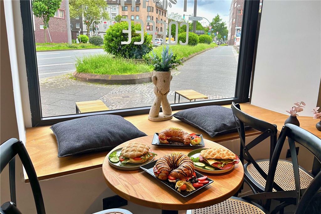Croissants werden auf Social Media gehypt: Was ist das Geheimrezept? Beste Aussichten: die Nordstadt draußen und Paninis sowie Croissants auf dem Tisch.