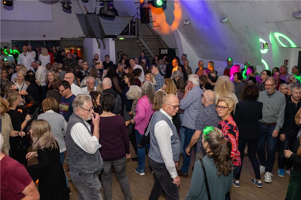 Beste Freunde bei bester Musik und eine volle Tanzfläche – so feiert Ü50 in der Lindenbrauerei in Unna!