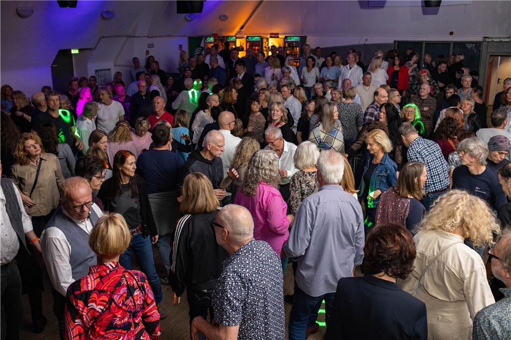 Beste Freunde bei bester Musik und eine volle Tanzfläche – so feiert Ü50 in der Lindenbrauerei in Unna!