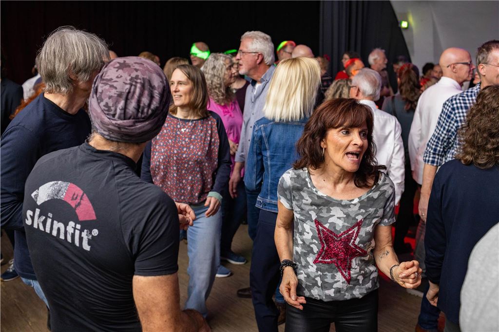 Beste Freunde bei bester Musik und eine volle Tanzfläche – so feiert Ü50 in der Lindenbrauerei in Unna!