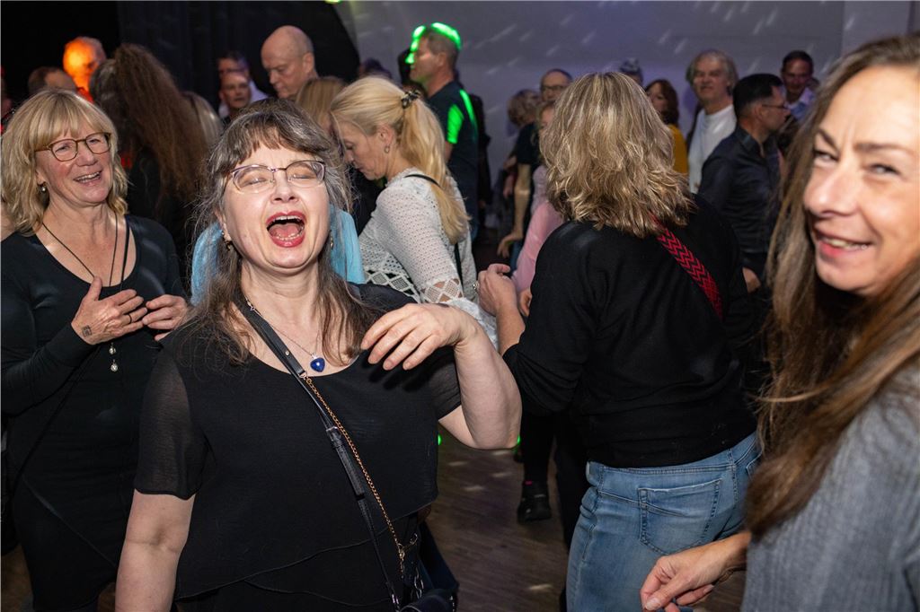 Beste Freunde bei bester Musik und eine volle Tanzfläche – so feiert Ü50 in der Lindenbrauerei in Unna!