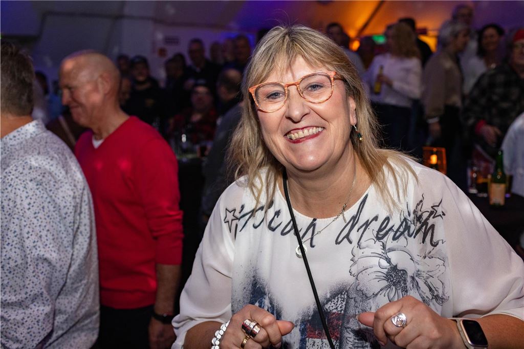 Beste Freunde bei bester Musik und eine volle Tanzfläche – so feiert Ü50 in der Lindenbrauerei in Unna!