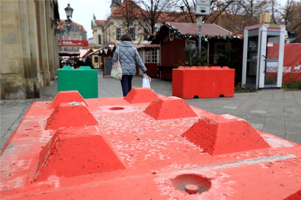 Anschlag auf Magdeburger Weihnachtsmarkt: Fünf Tote, 200 Verletzte - alle Infos im Liveblog Betonklötze liegen rund um den Magdeburger Weihnachtsmarkt.