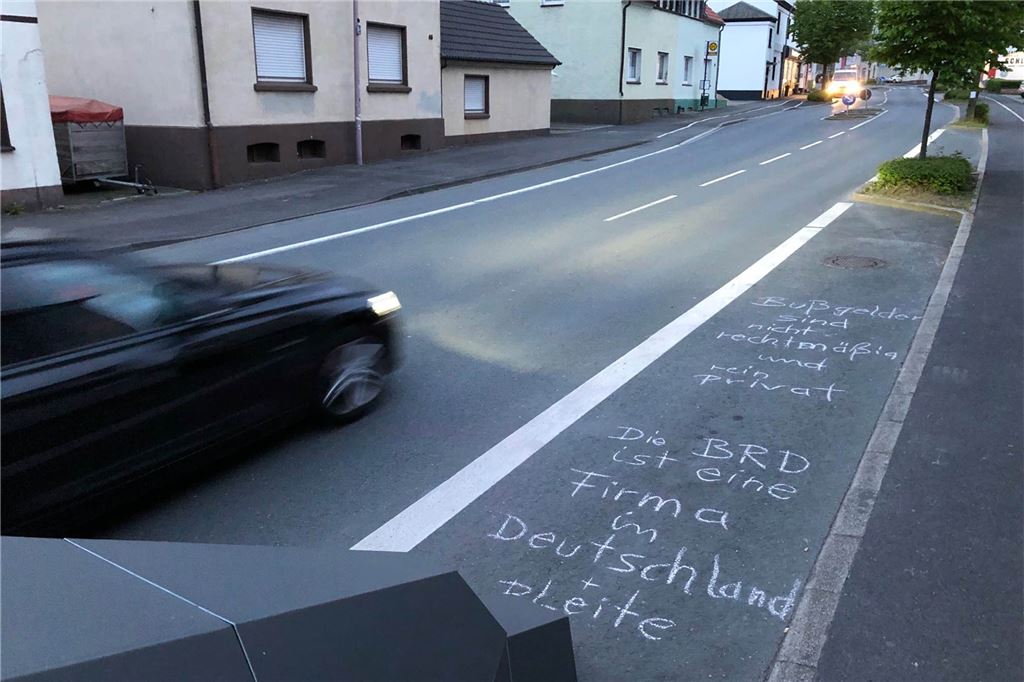 Kuriose Reichsbürger-Schmierereien am Superblitzer in Massen Bevor der Blitzer ins Visier von Schmierfinken geraten ist, gab es bereits einen Brandanschlag.
