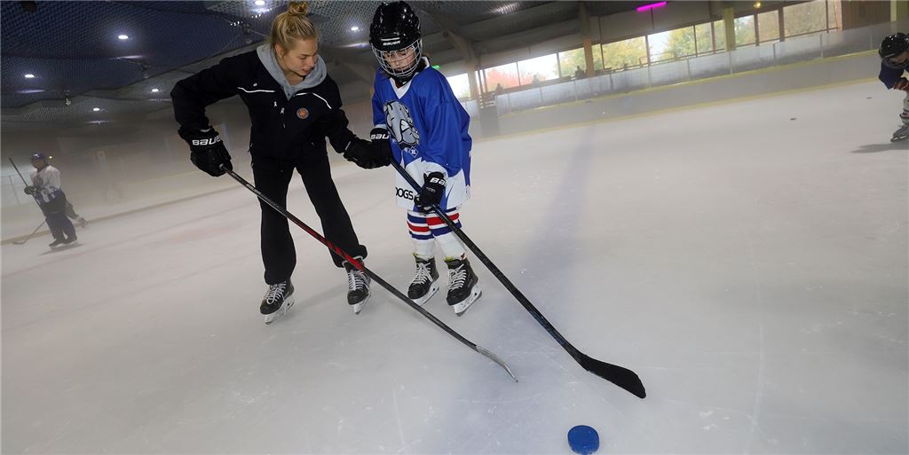 Auch ohne Eissporthalle in Unna: Mädchen greifen beim Girls Day zum Schläger Auch ohne Eissporthalle in Unna: Mädchen greifen beim Girls Day zum Schläger