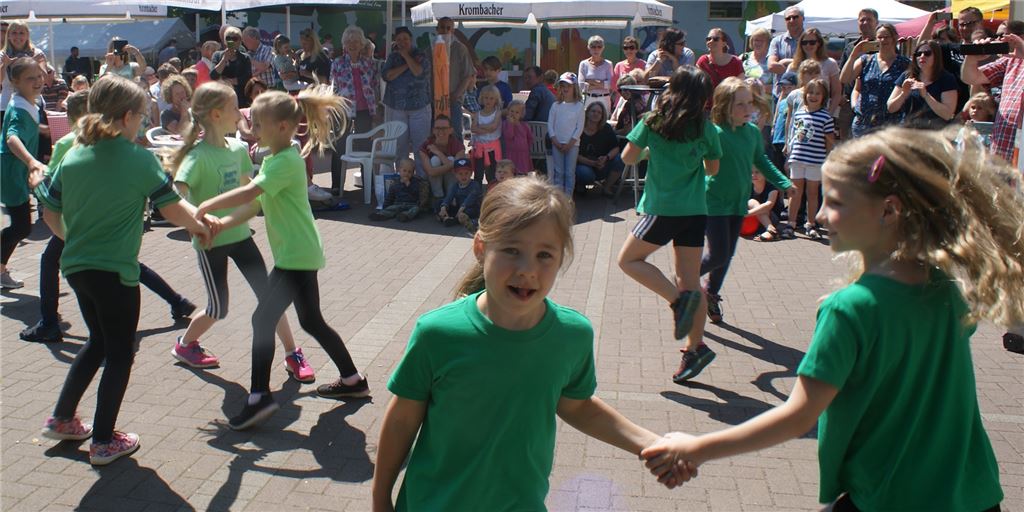Erbschaft wirft keine Zinsen mehr ab: Nullzinspolitik trifft auch den TVE Lünern/Stockum Beim TV Eintracht Lünern/Stockum spielen Kinder eine besonders große Rolle. Hier zeigt die Kindertanzgruppe des TVE beim Stadtteilfestes in Lünern in Mai 2017 ihr Können.