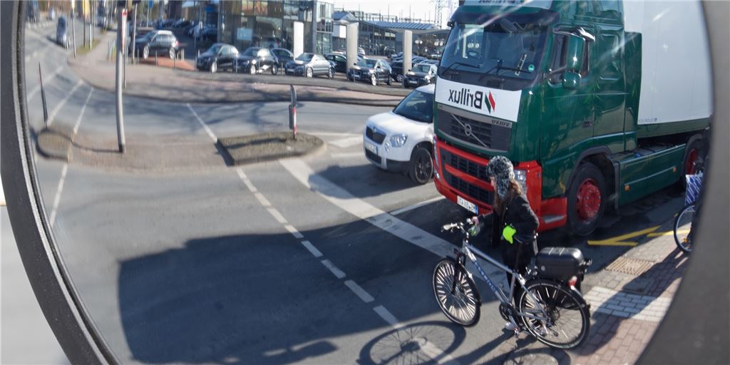 Unfallgefahr für Fahrradfahrer soll durch Spiegel an neun Kreuzungen in Unna sinken Unfallgefahr für Fahrradfahrer soll durch Spiegel an neun Kreuzungen in Unna sinken