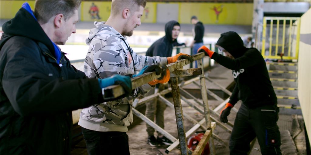 Erste Bauarbeiten in der Eishalle: KJEC entfernt alte Banden und Folien 30 Mitglieder des KJEC entfernten am Wochenende alte Banden in der Eishalle.
