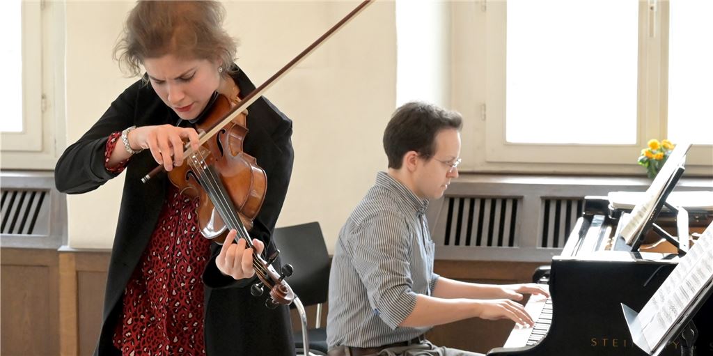 Workshop bricht klassische Musik für Schüler der Gesamtschule herunter Das Solisten-Paar Ioana Cristina Goicea und Andrei Banciu beantwortet im Klassik-Workshop die Fragen der Schüler und vermittelt ein leicht verständliches Bild der Klassik.
