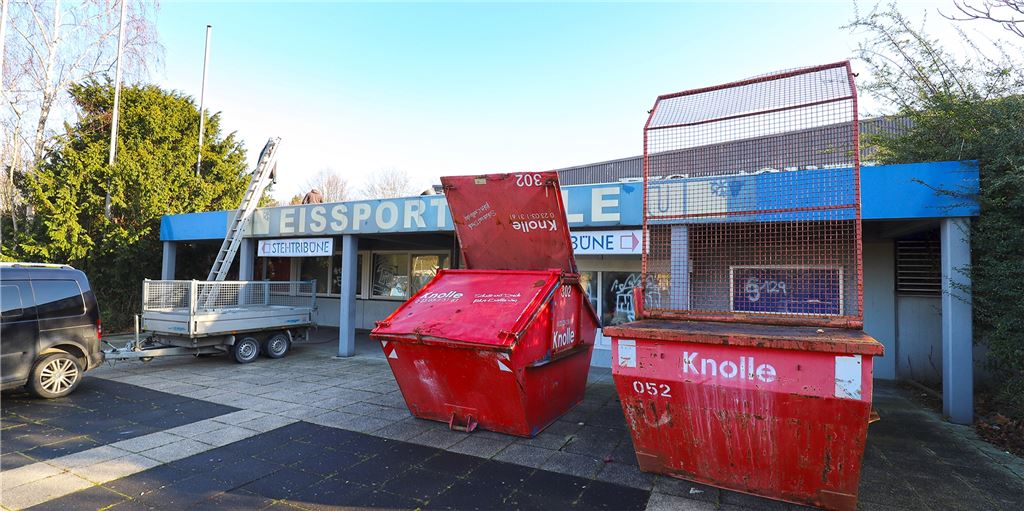 „Unna braucht Eis“ drängt auf Pachtvertrag für die Eishalle Unna Bauarbeiten an der Eishalle Unna - wie hier im Januar am Vordach - sind dringend notwendig, um die Sanierung voranzutreiben. Doch um handlungsfähig zu sein, braucht der KJEC einen Pachtvertrag mit den Wirtschaftsbetrieben Unna.