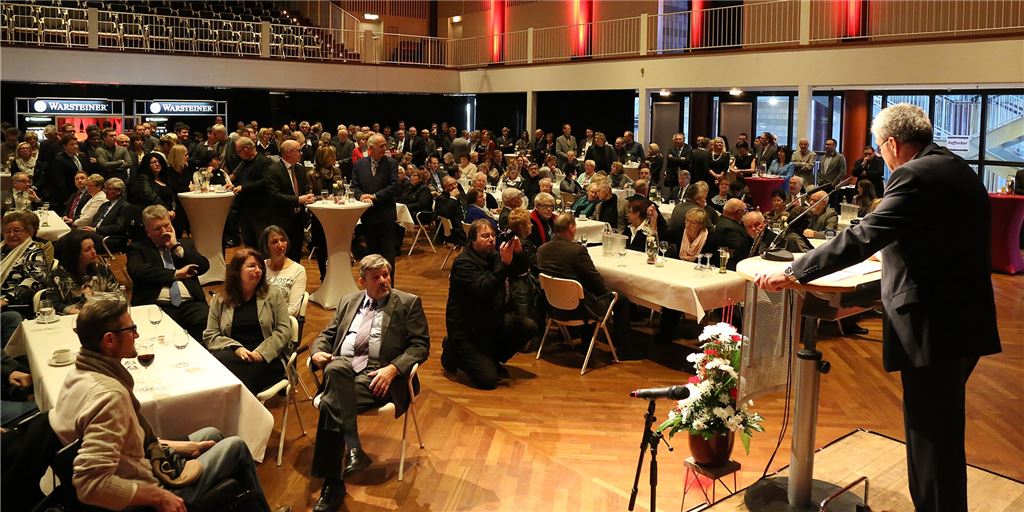 So kommt Unnas Stadtrat aus der Corona-Pause Die einzige regelmäßig organisierte politische Veranstaltung in Unnas Stadthalle war bislang der Neujahrsempfang der SPD. Nun soll der Rat der Stadt im großen Bühnensaal tagen - mit mehr Abstand an den Tischen als bei gesellschaftlichen Terminen.