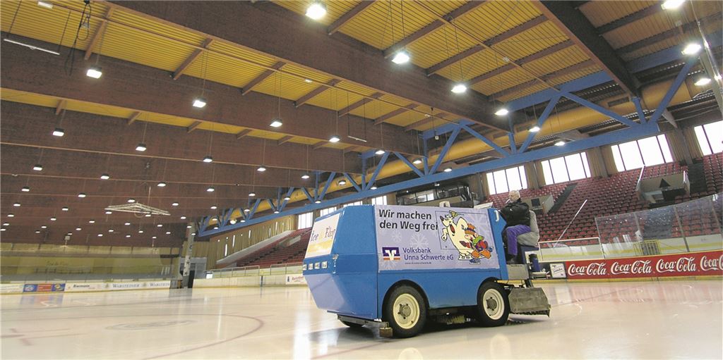 Unna braucht Eis: Mehr Sport ist denkbar, eine kleinere Eisfläche nicht Die Eishalle in Unna erscheint Laien als großzügig dimensionierte Anlage. Allerdings ist eine Eisfläche dieser Größe Voraussetzung dafür, die Halle als echte Sportstätte für Wettkämpfe einsetzen zu können, betont „Unna braucht Eis“.