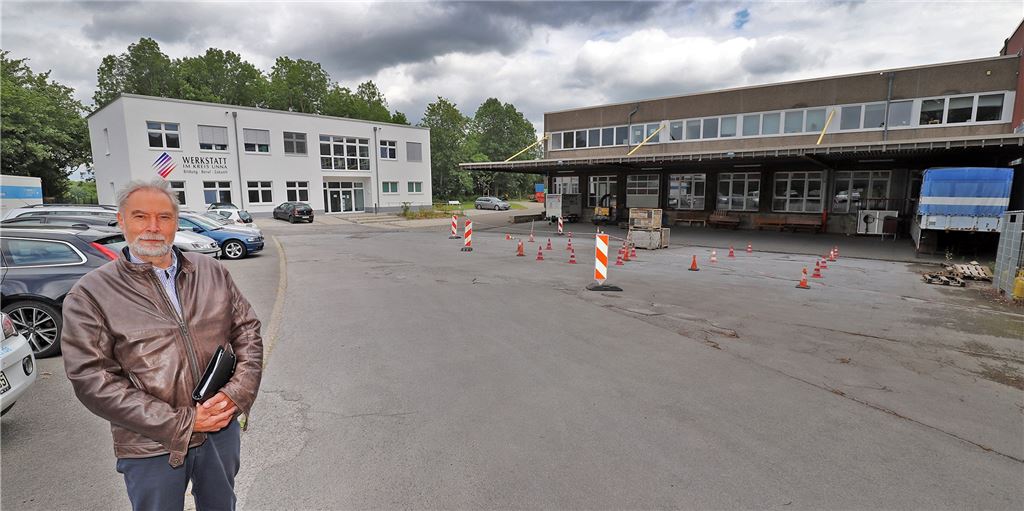 Corona-Krise „verschärft Benachteiligungen“ – aber Werkstatt profitiert von Fördermillion Werkstatt-Geschäftsführer Herbert Dörmann auf dem Gelände an der Viktoriastraße 17 in Unna. Hinten links im Bild der Neubau, rechts das ehemalige Spar-Lager, das für 1,27 Millionen Euro modernisiert und umgebaut werden soll.