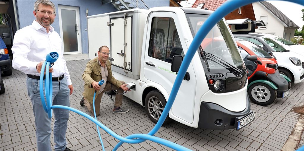 Fahrer möchte mit E-Auto aus China von Kiel nach Wuppertal und strandet in Frömern Fahrer möchte mit E-Auto aus China von Kiel nach Wuppertal und strandet in Frömern