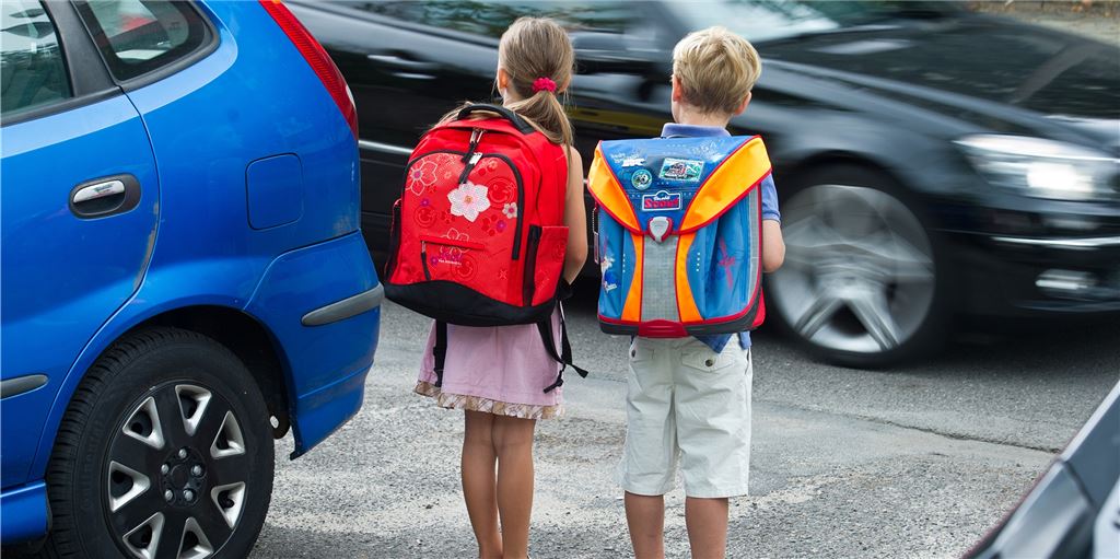 Für einen sicheren Schulweg: Polizei ahndet Elterntaxi-Verstöße Für einen sicheren Schulweg: Polizei ahndet Elterntaxi-Verstöße
