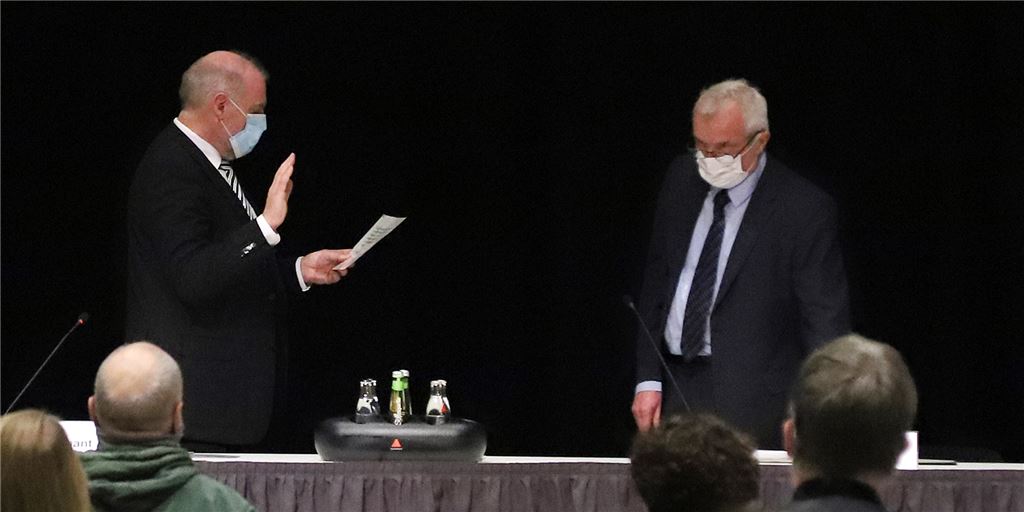 Unnas neuer Bürgermeister setzt Klimaschutz ganz oben auf die Agenda Dirk Wigant (links) legt vor dem Altersvorsitzendem Werner Clodt den Amtseid ab. Clodt legte Wigant auch die Amtskette an - sicherheitshalber mit Handschuhen, „sonst mache ich da noch was kaputt“.