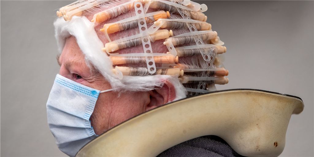 Friseure arbeiten bis 22 Uhr und länger – aber: „Finger weg“ vom privaten Haarschnitt Friseure arbeiten bis 22 Uhr und länger – aber: „Finger weg“ vom privaten Haarschnitt