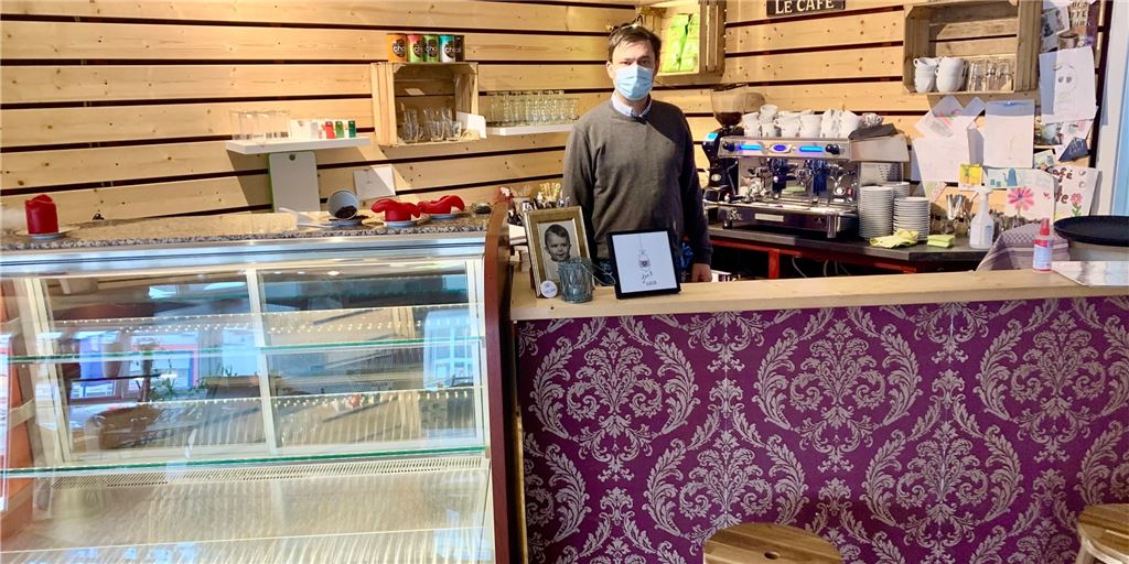 „Wenn es wieder möglich ist, wird gefeiert“: Ein Café gibt nicht auf Christoph Wiesweg in seinem Café: Die Hoffnung geht in Richtung März. Vielleicht geht dann wieder was.