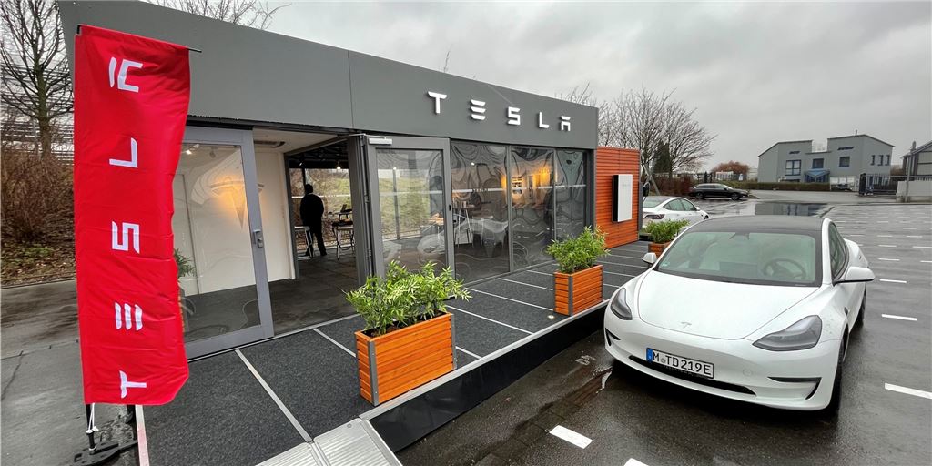 Überraschende Eröffnung in Holzwickede: Tesla vermietet Elektroautos aus dem Container Überraschend hat der US-Elektroautomobilbauer Tesla seinen Standort in Holzwickede bereits Mitte Januar in Betrieb genommen.