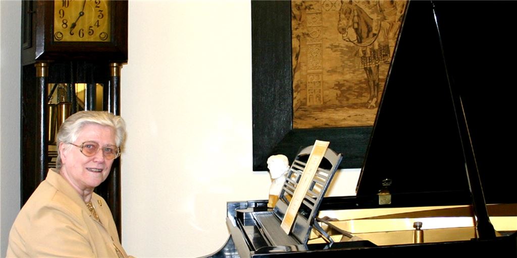 FDP regt einen „Renate-Ebel-Kulturpreis“ an Renate Ebel führte das Musikhaus Ebel über 60 Jahre lang und gründete 1968 zusätzlich eine Musikschule, in der sie unzählige Unnaer unterrichtet. Am 9. Januar 2021 ist Renate Ebel im Alter von 84 Jahren gestorben.