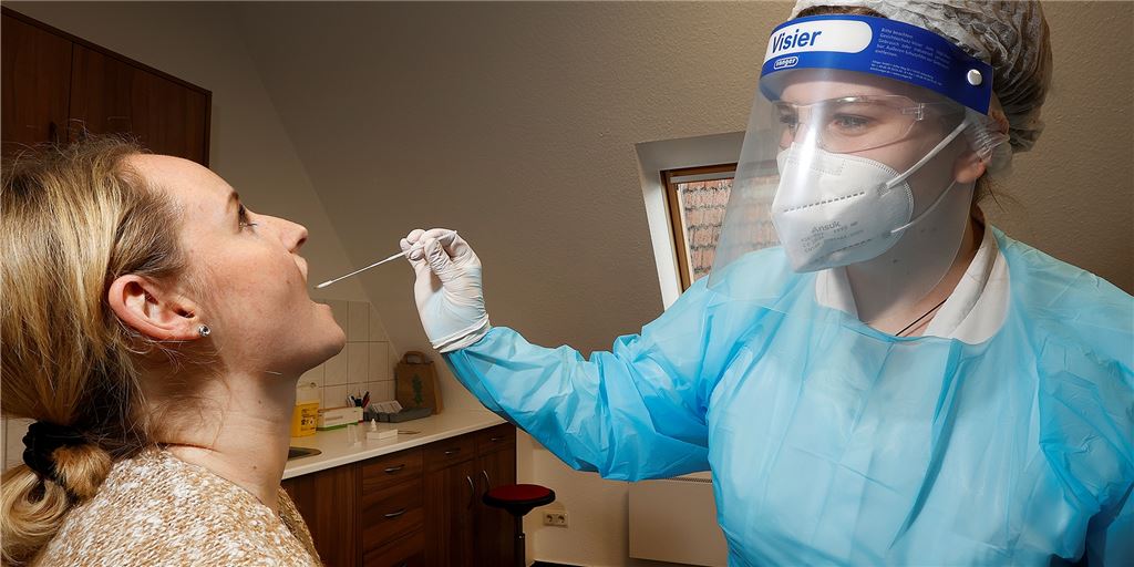 Im Video: So funktioniert der Corona-Schnelltest in der Apotheke Julia Gropp von der Rathaus-Apotheke in Kamen führt bei HA-Reporterin Claudia Pott einen Schnelltest auf das Coronavirus durch.