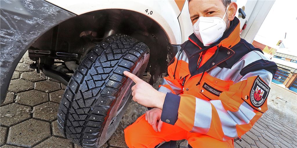 Wintereinbruch: Feuerwehr bleibt in erhöhter Alarmbereitschaft Bereit für Einsätze auch bei Eisglätte: Notfallsanitäter Martin Opitz zeigt den mit Spikes ausgestatteten Reifen seines Rettungswagens.