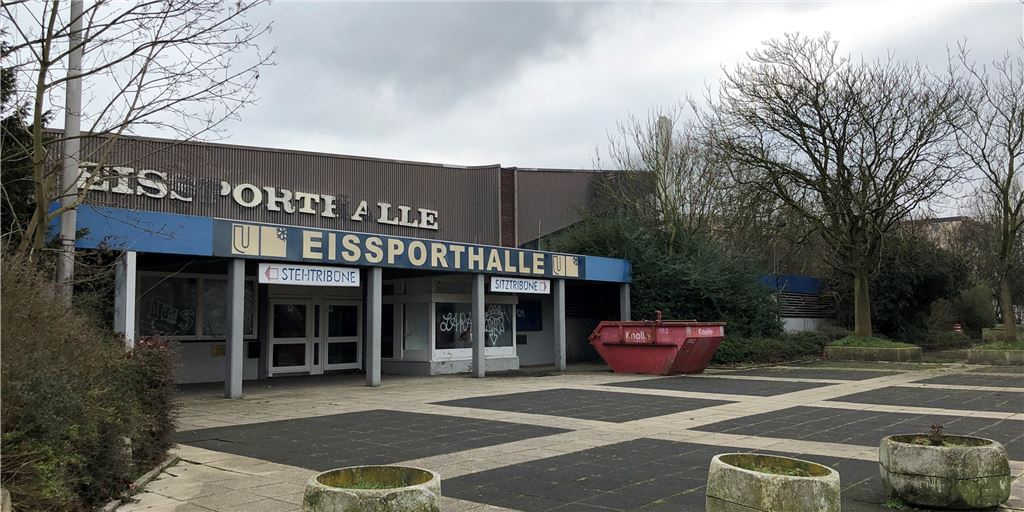 Kunststoff-Eis für die Sommerzeit: Das würde diese Idee für die Eishalle kosten Die Eishalle Unna ist seit Sommer 2018 geschlossen. Ein Bürgerentscheid aus dem Mai 2019 verpflichtet die Stadt Unna dazu, die Halle zu erhalten und zu sanieren, damit sie wieder betrieben werden kann.