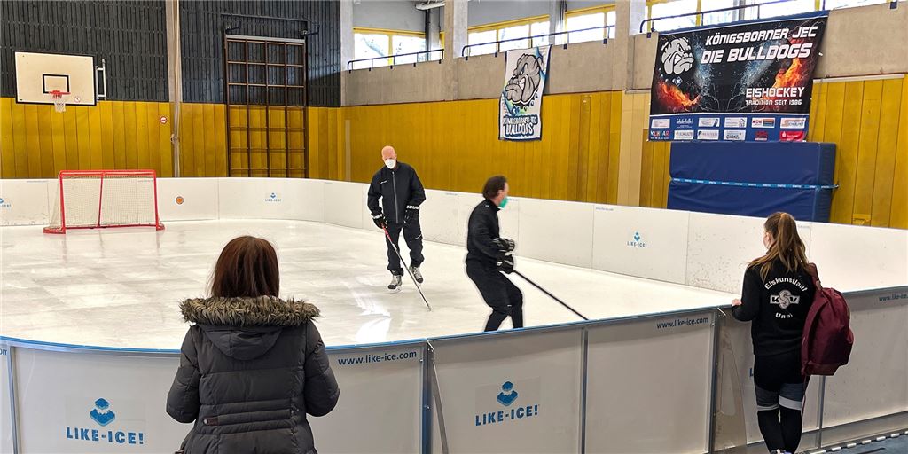 Mit Video: Testphase für Eislaufen auf Synthetik-Eis startet in Unna Seit Donnerstagmittag liegen 200 Platten aus Polyethylen in den Hellwegsporthallen - und bilden damit eine „Eisfläche“. Zuerst testen durften den ungewohnten Untergrund die Sportler des KJEC und KSV, aber auch Vertreter des Deutschen Eishockeybundes.