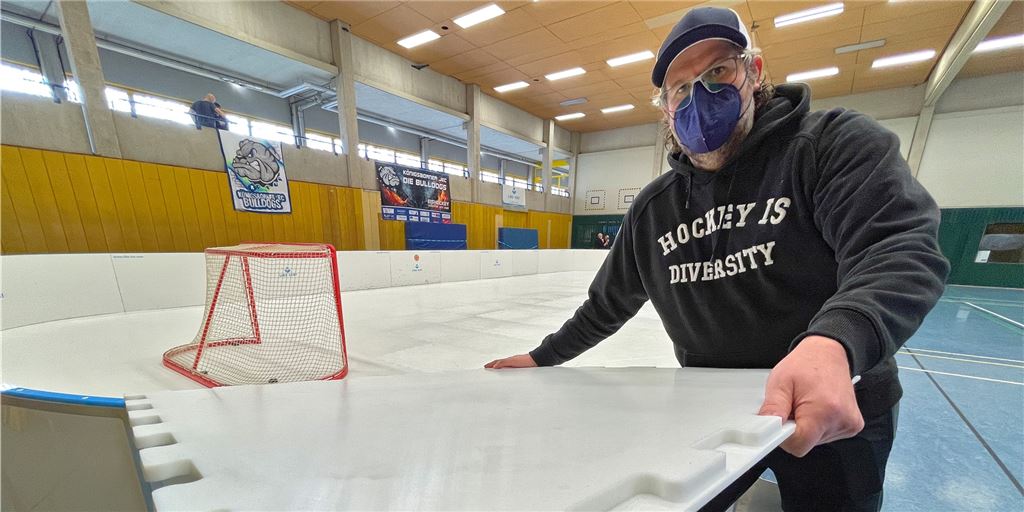 Mit Video: Unna könnte Vorreiter im Eislaufen auf Synthetik-Eis werden Alex Kauer, U15-Trainer des KJEC, zeigt einer der Synthetik-Platten die seit Donnerstag in den Hellweg-Sporthallen liegen und getestet werden können. Das System hat eine Firma aus der Nähe von Regensburg entwickelt.