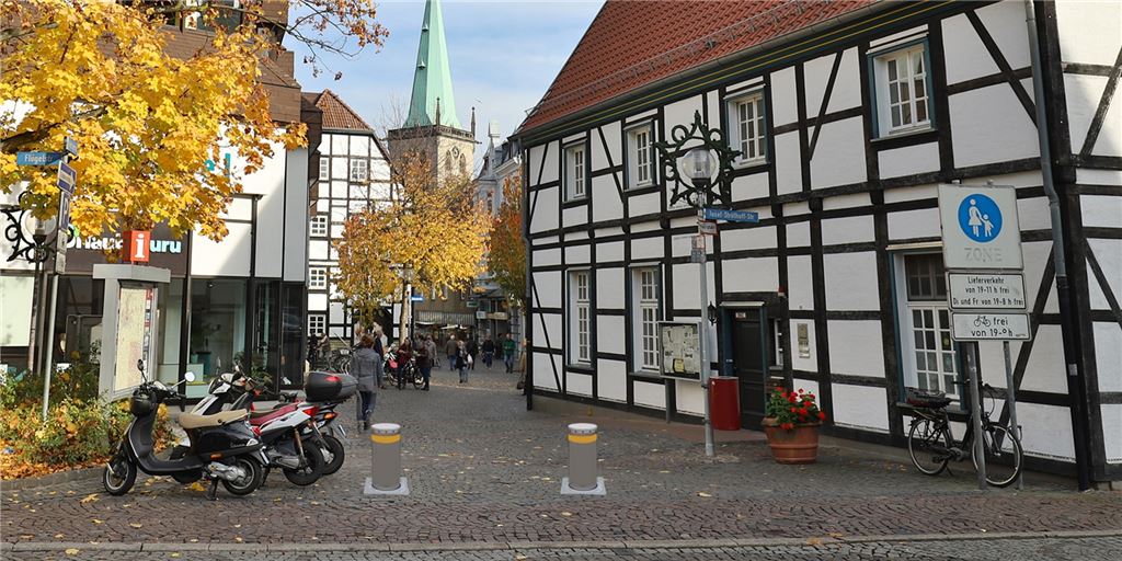 Antiterror-Poller doch zu teuer: Stadt Unna verwirft Planung für Fußgängerzone Die Fotomontage zeigt, wie die Poller eingesetzt werden sollten: versenkbar in Innenstadteingängen wie der Hertingerstraße. Diese Planung ist vom Tisch.