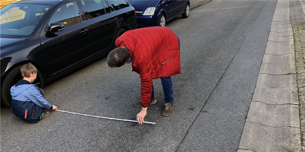Rostocker Straße: Anwohner sehen Möglichkeit für eine kostengünstige Lösung 3,05 Meter Platz muss auf der Straße verfügbar sein, auch wenn dort ein Auto parkt. Massens Ortsvorsteher Peter Kracht nahm am Mittwoch während seiner „Spaziergang-Sprechstunde“ an der Rostocker Straße Maß.