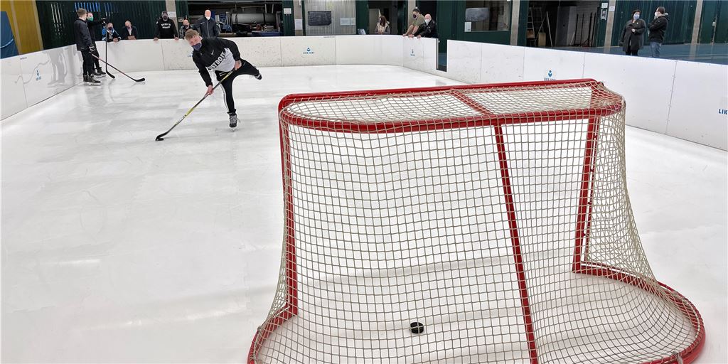 Testphase verlängert: Schon 400 Eisläufer waren auf dem Synthetik-Eis unterwegs Seit einer Woche kann in der Hellweg-Sporthalle II eine Fläche aus synthetischen Eisplatten getestet werden. Freizeit- und Profisportler haben dies schon ausgiebig genutzt.