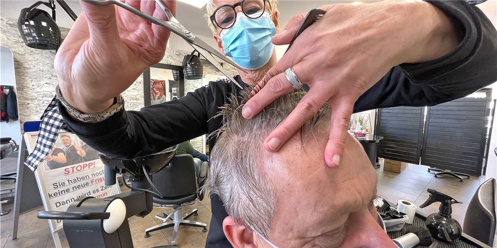 Für Corona-Auflagen kaum Platz: Friseurin mietet Nachbar-Laden gleich mit an Für Corona-Auflagen kaum Platz: Friseurin mietet Nachbar-Laden gleich mit an