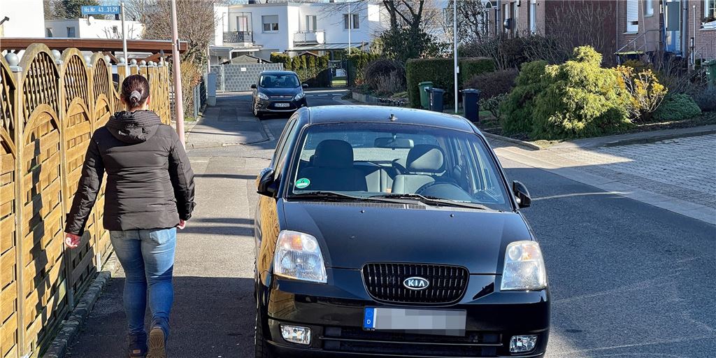 Schnelle Lösung für Rostocker Straße ist nicht in Sicht 2,20 Meter Platz müssen auf dem Bürgersteig an der Rostocker Straße für Fußgänger sein. Der Grund: Hier gibt es nur auf einer Seite der Straße einen Bürgersteig, also muss auf diesem auch Begegnungsverkehr möglich sein. Parkende Autos verhindern dies jedoch.