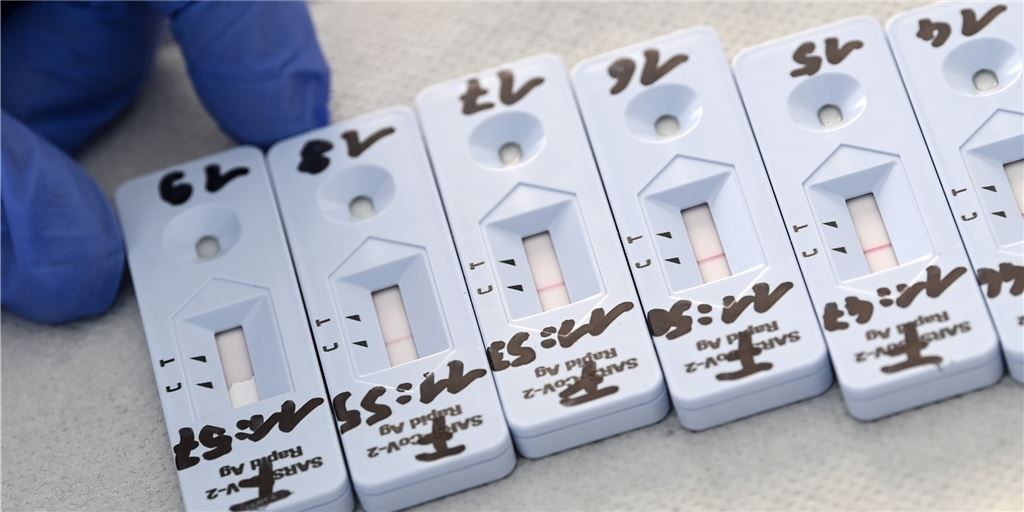 Zu schnell bei den Schnelltests? Apothekerin wartet auf das Startsignal Präventive Corona-Schnelltests für größere Gruppen aus Kindergärten oder Grundschulen sollen demnächst auch durch Apotheken durchgeführt werden. Dazu gibt es unter örtlichen Apothekern noch Fragen.