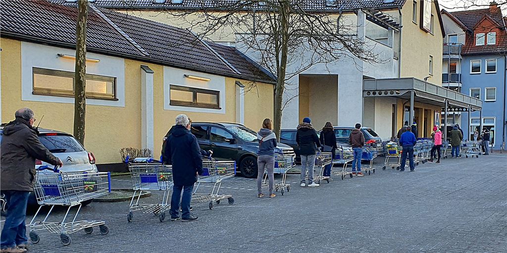 Mit Video: Corona-Selbsttests bei Aldi in Unna nach zehn Minuten ausverkauft Vor diesem Aldi-Markt in Fröndenberg bildete sich lange vor Ladenöffnung bereits eine lange Schlange. Einen Selbsttest bekamen jedoch nur die ersten sechs Kunden, dann war der Vorrat aufgebraucht.