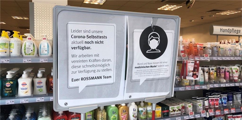 Schnelltests in Unnas Drogerien noch nicht verfügbar Die Rossmann-Filiale in der Bahnhofsstraße weist Kunden darauf hin, dass die Schnelltests noch nicht verfügbar sind.