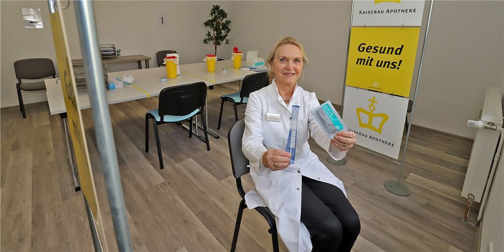 Kostenlose Corona-Tests: Erstes Schnelltestzentrum in Kamen ist gestartet Apothekerin Margarete Tautges mit einem Schnelltest-Set in einer Schnelltestkabine. Kamens erstes Schnelltestzentrum ist ab sofort einsatzbereit.