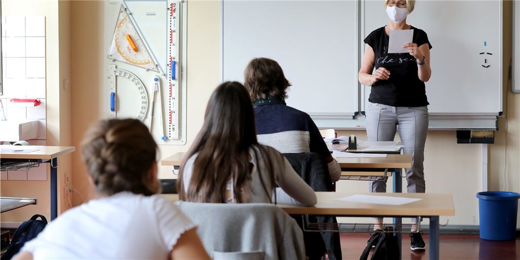 Seit dem 15. März wird an den weiterführenden Schulen in Nordrhein-Westfalen wieder im Präsenzunterricht unterrichtet. Viele Lehrer fühlen sich nicht ausreichend geschützt. Anders als die Grund- und Förderschullehrer werden sie noch nicht geimpft.