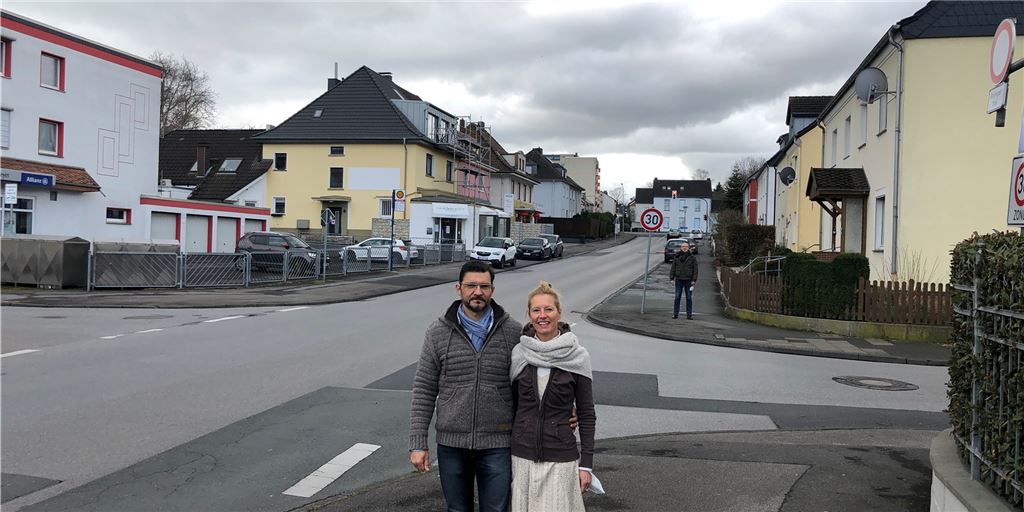 Hier könnte jeweils ein Baum gepflanzt werden, finden Stephan und Sabine Cramer. Das Ehepaar schaute sich zusammen mit Königsborns Ortsvorsteher Burkhard Böhnisch (im Hintergrund) die Situation an der Kornstraße an.