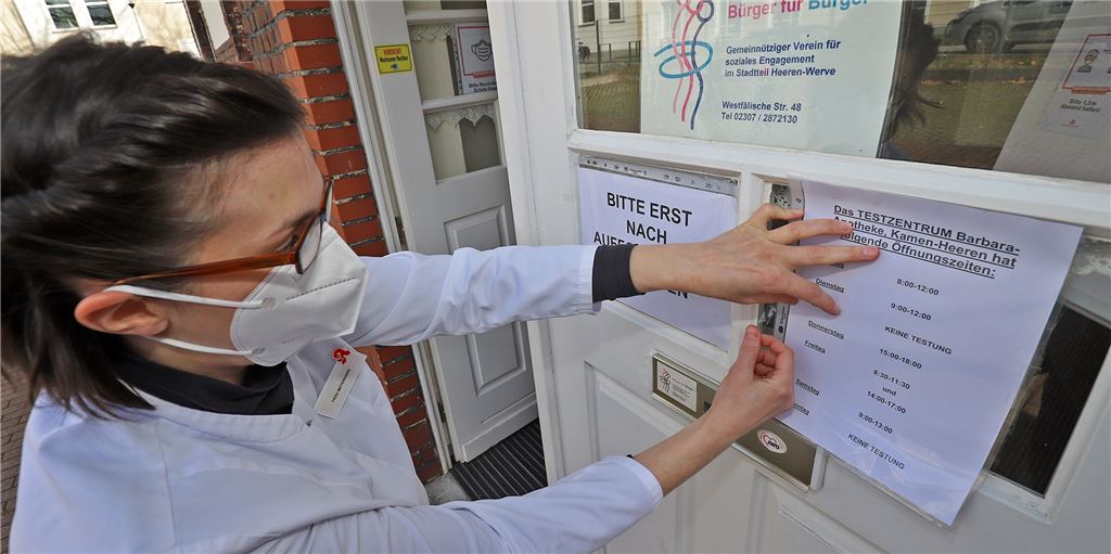 Zweiter Standort für Schnelltests eröffnet in Heeren: „Das ist für uns eine Ehrensache“ Geraldine Meyerhans von der Barbara-Apotheke trifft Vorbereitungen für den Start im Schnelltestzentrum im Pförtnerhaus an der Westfälischen Straße.