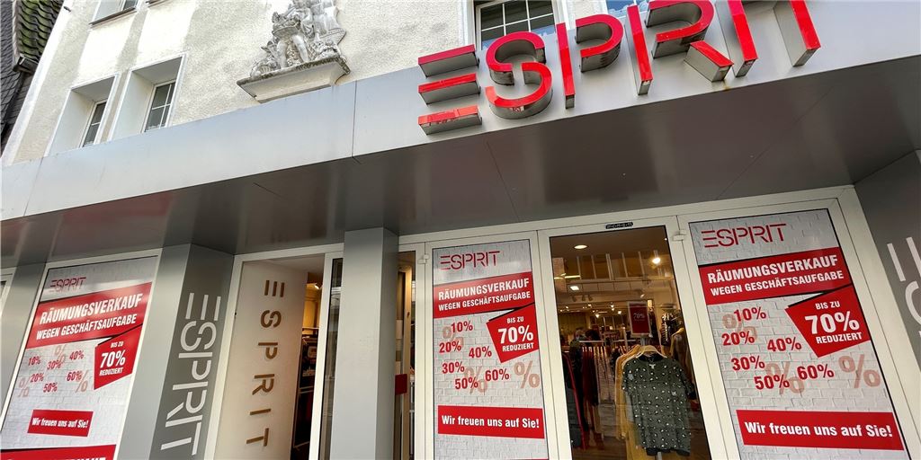 Esprit-Geschäft an der Bahnhofstraße schließt Das Esprit-Geschäft an der Bahnhofstraße wirbt mit großen Rabatten im Räumungsverkauf. Ende Juni soll hier Schluss sein; ein Nachfolger für das Ladenlokal wird bereits gesucht.