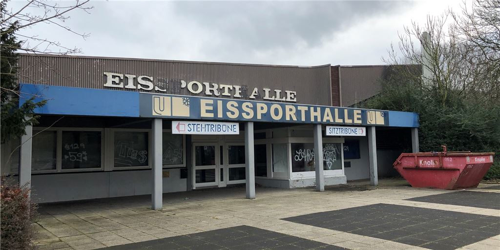 Im April werden die Weichen für die künftige Eishalle Unna gestellt Die Eishalle Unna ist seit dem Sommer 2018 geschlossen. Durch den Bürgerentscheid im Mai 2019 muss die Stadt sie sanieren und wieder eröffnen. Wie das konkret aussehen soll, entscheidet die Unnaer Politik am 22. April 2021.