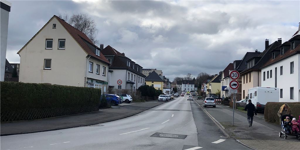 Rückenwind aus der Politik für die Begrünung der Kornstraße Trist und grau: Auf der Kornstraße wächst kein einziger Baum. Das wollen mehrere Anwohner ändern und haben einen entsprechenden Antrag an den Rat der Stadt Unna gestellt.