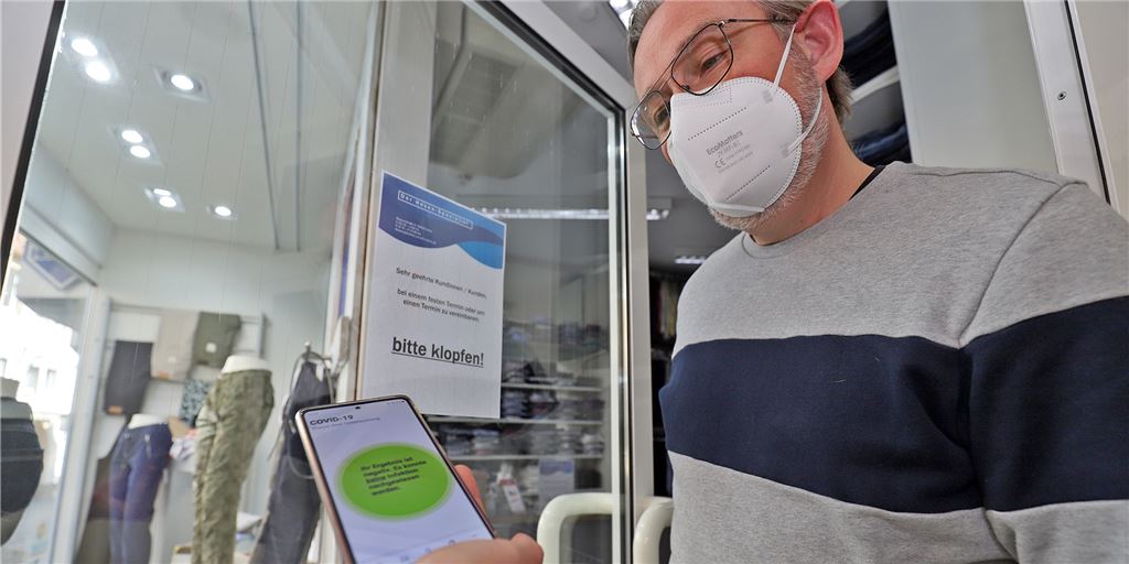 Handelsverband zum Shoppen mit Corona-Test: „Lohnt sich nicht!“ Wer wie hier bei Hosen-Spezialist Thomas Weber in Unna einkaufen möchte, muss derzeit einen aktuellen, negativen Coronatest vorweisen.