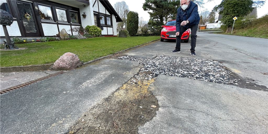 Schotterpisten, gekapptes Internet: Verdruss beim Glasfaserausbau in Fröndenberg Matsch und Schotter vor dem Haus: Der Glasfaserausbau in der Alten Kreisstraße in Strickherdicke sorgt bei Anwohner Dr. Ing. Bodo Groß für Verdruss.
