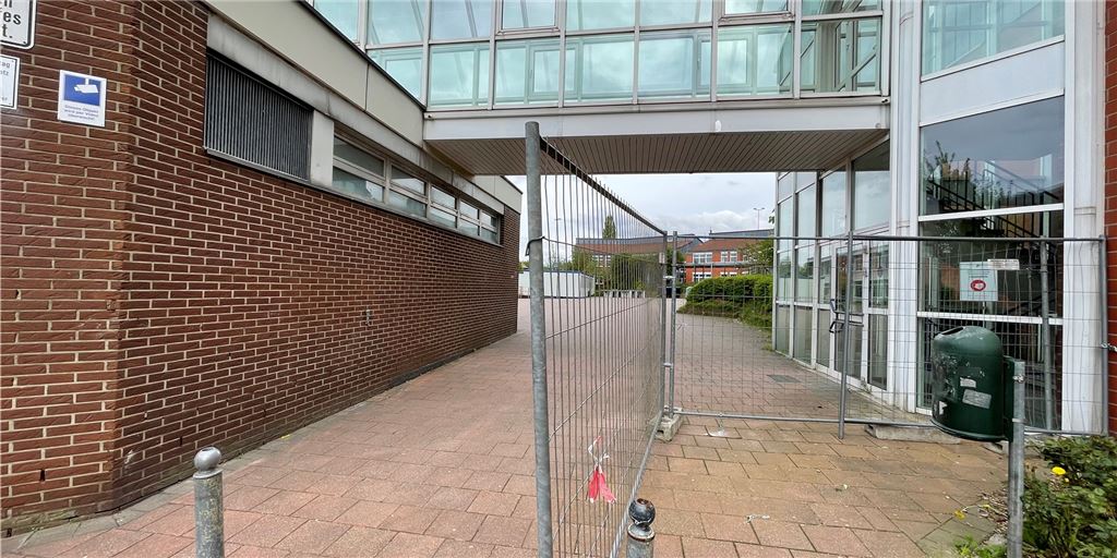Schulhof hinter Gittern: Gemeinde Holzwickede reagiert auf Vandalismus Bis der bestellte Zaun eintrifft, wird er Schulhof des Clara-Schumann-Gymnasiums abends provisorisch mit einem Bauzaun versperrt.