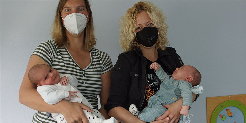 Eine Hebamme verrät: Corona hält Leute nicht vom Kinderkriegen ab Zwei glückliche und zufriedene Mütter mit ihren Kindern, die die Elternschule des Familienforums Katharina in Unna von Hebamme Heike Möller besuchen.